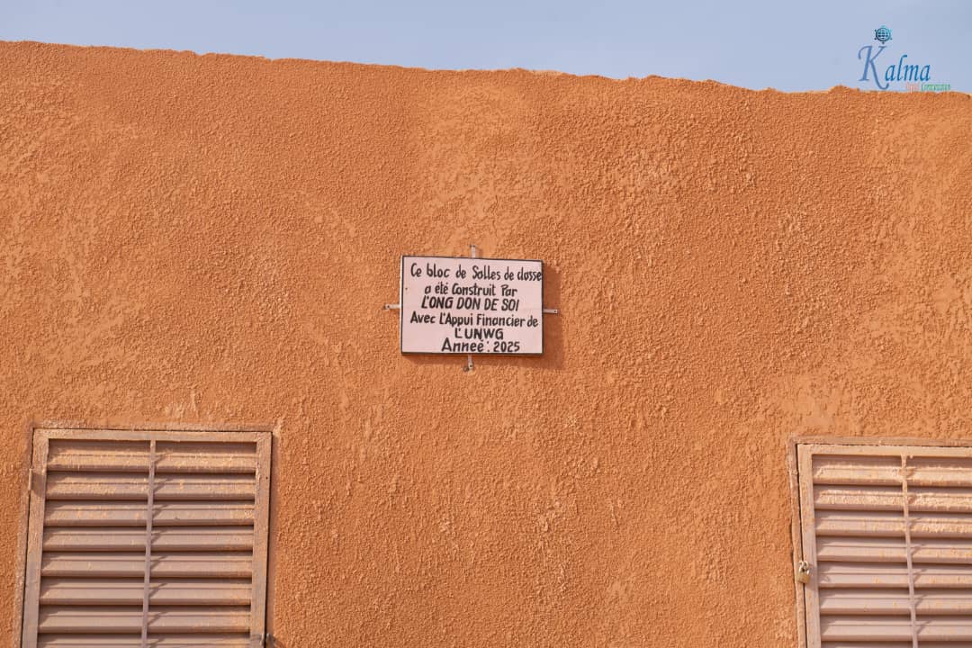 ceremonie de remise d'un bloc de 2 salles de classe au CEG Sary Koubou